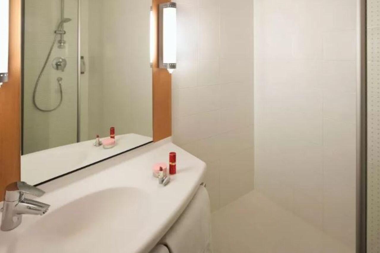 Отель Ibis Barcelona Santa Coloma Santa Coloma de Gramenet Экстерьер фото