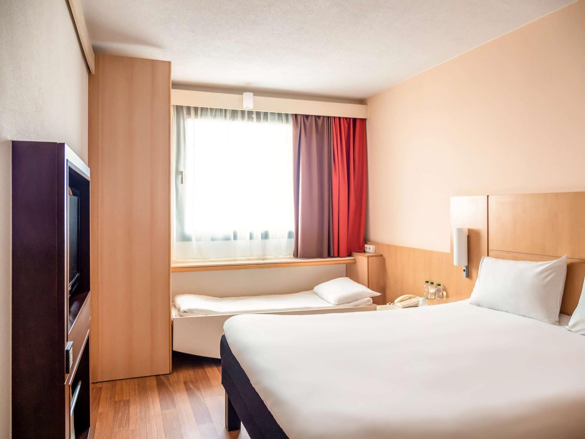 Отель Ibis Barcelona Santa Coloma Santa Coloma de Gramenet Экстерьер фото