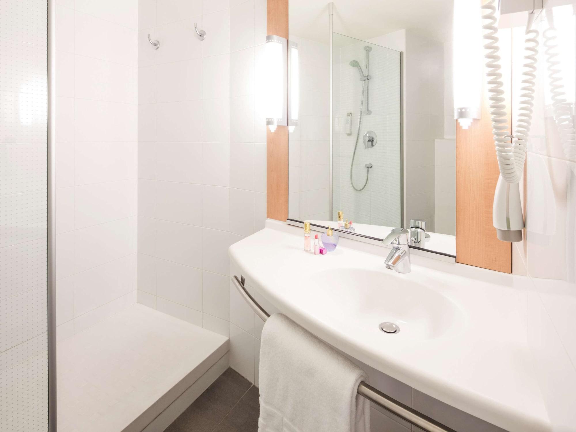 Отель Ibis Barcelona Santa Coloma Santa Coloma de Gramenet Экстерьер фото